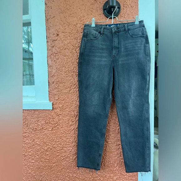 Hollister Denim - Hollister Ultra High-Rise Mom Jean Juniors 5R Black Rinse Stretch Raw Hem